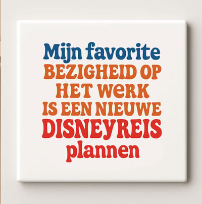 Grappige Werk Quote Decoratieve Keramische Tegel 15x15 cm – “Mijn favoriete bezigheid op het werk is een nieuwe Disneyreis plannen” Wanddecoratie