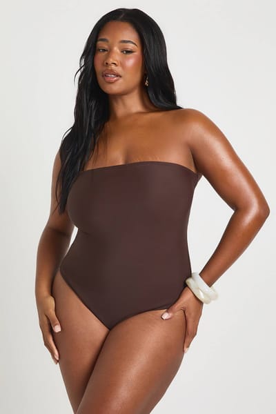 boohoo Dames Plus Essentials Bandeau Badpak | Chocoladebruin | Maat: 56