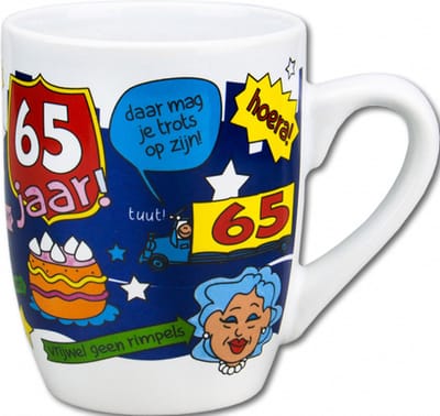 Mok - Snoep - Hoera 65 jaar - Cartoon - In cadeauverpakking met gekleurd lint