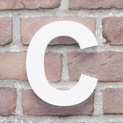 Huisnummer Arial C wit - Maat: Klein (10 cm) - blinde bevestiging - Huisnummerbord