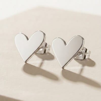 Lundholm Oorknopjes Dames Zilverkleurig Hart - Premium Stainless Steel Jewellery Zilver Plated - Kleine Hartjes Oorbellen Zilverkleurig (1.1 x 0.7 cm) - My Femme Serie -Tweede Gaatje Oorknopjes plat - Vrouwen Cadeautjes - Kado Verpakking