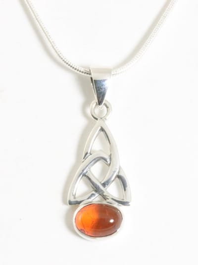 Fijne opengewerkte zilveren hanger met amber aan ketting