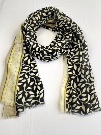 Sjaal met bloemmotief en kleuren / 50% katoen met 50 % viscose