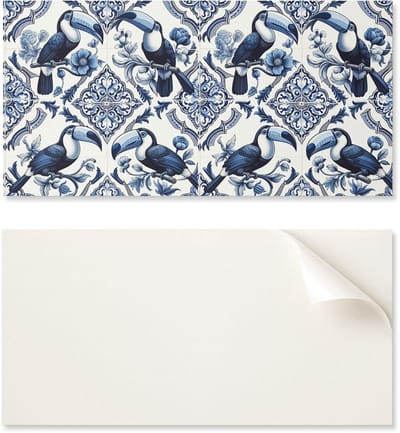 Zelfklevende wandbekleding met afbeelding van een toekan op decoratieve tegels, 100x50 cm.