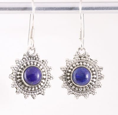 Fijne bewerkte zilveren oorbellen met lapis lazuli