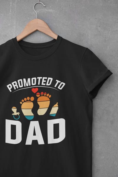 Shirt - Promoted to dad - Wurban Wear | Grappig shirt | Leuk cadeau | Unisex tshirt | Vaderdag cadeau | Cadeau voor vader | Voetbal | Gewichten | Zwart