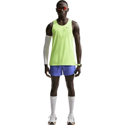 Nike dri-fit stride 5in short in de kleur blauw.