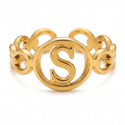 Lundholm Quincy S Ring Dames Goudkleurig – Premium Stainless Steel Jewellery Gold PVD Plated – Verstelbare Ring met Letter S Naam Ring Cadeau Vrouw – One Size – my Scandinavisch Design