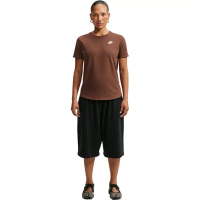 Nike Nike Sportswear Club Essentials Tops & T-shirts Dames - Shirt - Bruin - Maat XL