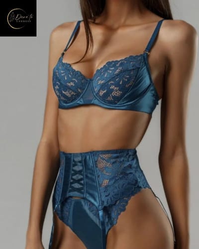Luxe Lingerieset Dames – Sexy Lingerie – Erotische Lingerie Set – 3-delige Jarretelset – Blauw Kant – Beugel BH – High Waist Lingerie – Boudoir Set – Chique – High End – Madam Hommard – Kinky Exclusief – Cadeau Set – Dare to Undress – Maten S, M, L