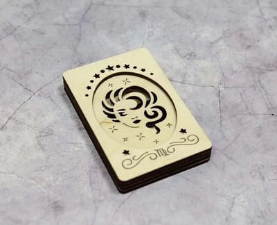 NAALDENDOOSJE Sterrenbeeld MAAGD - hout met magneetstrip - 7,5 x 5 x 1 cm met deksel