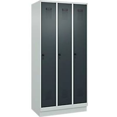 C+P Evolo Plus garderobekast, 3 vakken, 300 mm vakbreedte, met plint, rechts scharnier, soft-close, inbraakwerend, B 900 x D 500 x H 1950 mm, veiligheidsslot met draaigrendel, lichtgrijs RAL 7035/antracietgrijs RAL 7016
