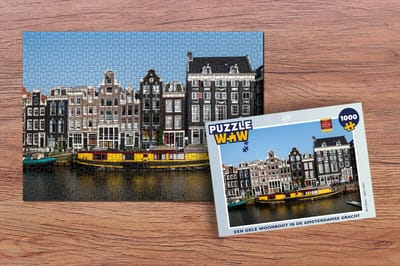 Puzzel Een gele woonboot in de Amsterdamse gracht - Legpuzzel - Puzzel 1000 stukjes volwassenen