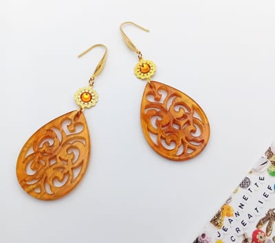 Jeannette-Creatief® - Resin - Luxe Barok Druppel - Filigraan - Oorhangers - Oorbellen Dames - Oorbellen lichtbruin - Caramel bruin - Lichtbruine Oorbellen - Statement Oorbellen - Goudkleurige RVS Oorhaakjes - Druppelvormige oorbellen