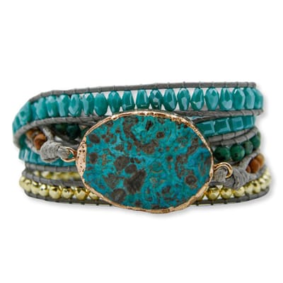 Marama - Wikkel Armband Grijs Leer Green Valley Gold - edelsteen amazoniet - damesarmband - gouden details - grijs leer - kralen - 3 sluitingen - one size fits all