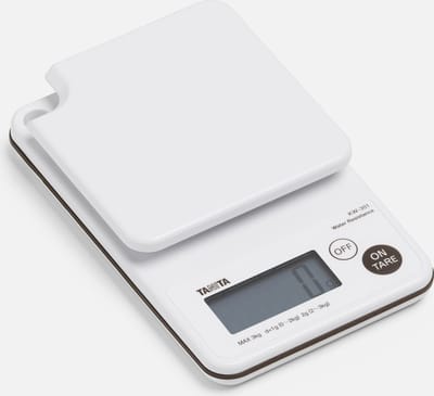 TANITA Afwasbare Keukenweegschaal Digitaal (IP65) - 1 Gram Nauwkeurig, Belastbaar tot 3KG - Verhoogd Weegplateau Voor Extra Precisie en Gebruiksgemak- KW-301