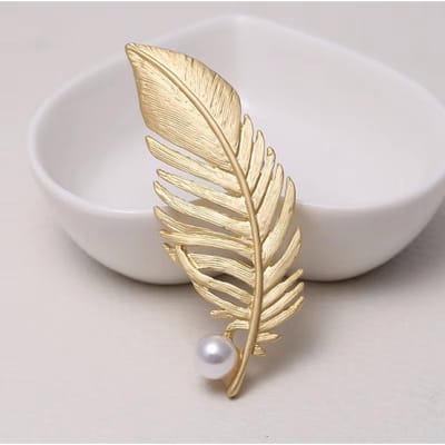 Femmes Hommes Mode Exquis Plume Cristal Broche Badges Classique Perle Strass Épinglette Accessoires Pour Vêtements Manteau Dames beige