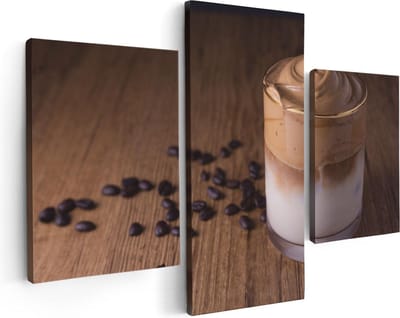 Artaza Canvas Schilderij Drieluik IJskoffie Met Koffiebonen Op Tafel - 90x60 - Foto Op Canvas - Canvas Print