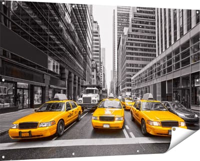 Gards Tuinposter New York Gele Taxi's - Zwart Wit - 150x100 cm - Tuindoek - Tuindecoratie - Wanddecoratie buiten - Tuinschilderij