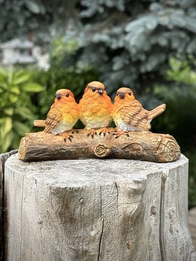 Roodborstjes (3) op boomstronk 7 cm hoog - polyester - polyresin - polystone - hoogkwalitatieve kunststof - decoratiefiguur - interieur - accessoire - voor binnen - voor buiten - cadeau - geschenk - Kerst - Nieuwjaar - tuinbeeld