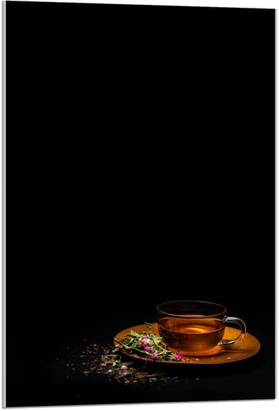 Acrylglas - Kopje Thee met Bloemen met Zwarte Achtergrond - 60x90cm Foto op Acrylglas (Met Ophangsysteem)