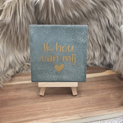 Robuust Wenstegeltje Ik Hou van mij – Hip trendy tegeltje – 10x10 cm – Cadeau voor jezelf – Stijlvol en Persoonlijk Woonaccessoire – Zelf liefde – Zelfzorg – Zomaar - Deco – Trendy nu – Decoratief Tegeltje met Standaard – Cadeau Idee