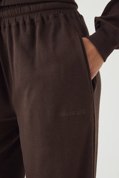 Dames DSGN Studio Rib Rechte Pijp Jogger | Dark Chocolate | Maat: XS