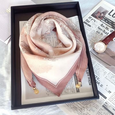 Sjaal-65cm-Vierkante sjaal met magnetische drukknoopsluiting – Te vormen tot driehoekige sjaal – Stijlvolle & elegante nekwarmer – Must-have voor elke outfit-Roze met brokaatpatroon