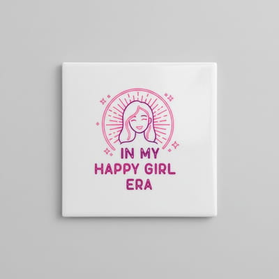 Trendy Inspirerende Keramische Tegel “In My Happy Girl Era” – Positieve Quote Wanddecoratie, Cadeau voor Haar, Woondecoratie Tegel 15 x 15 cm