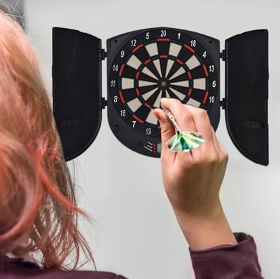 MEUNIQ Elektronisch dartbord met LCD-display, gesproken meldingen, 26 spellen, 185 varianten, 6 darts, deuren en scoreweergave voor 8 spelers, zwart