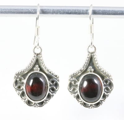 Bewerkte zilveren oorbellen met granaat