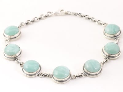Bewerkte zilveren armband met groene amazoniet