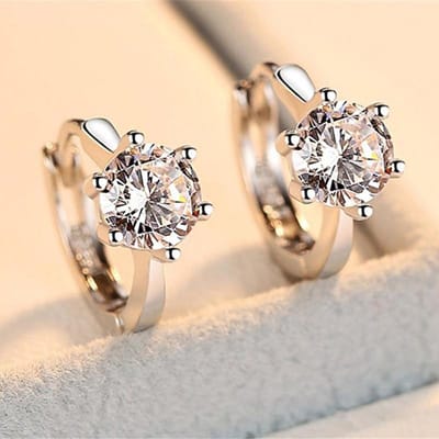 Huitan Eenvoudige Kleine Oorbellen Ingelegd Klassiek 6-klauw Solitair Glanzende Zirkonia Elegante Accessoires Dagelijks Draagbare Oorbellen voor Vrouwen beige