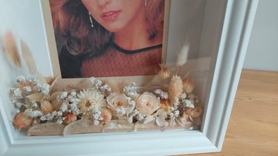 3D-boxframe fotolijst met droogbloemen en geconserveerde echte rozen voor dierbare overleden /In immorian 3D-schaduwboxframe