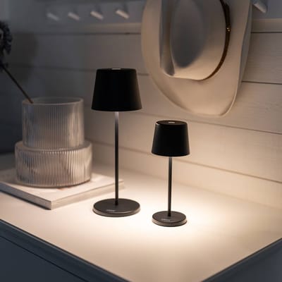 Konstsmide LED tafellamp op batterijen Vence, hoogte 22 cm, zwart, IP54, USB