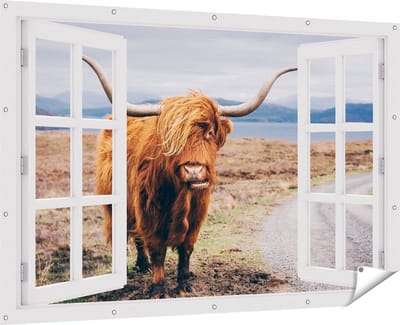 Gards Tuinposter Doorkijk Schotse Hooglander Koe op de Weg - 180x120 cm - Tuindoek - Tuindecoratie - Wanddecoratie buiten - Tuinschilderij