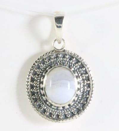 Bewerkte ovale zilveren hanger met blauwe lace agaat