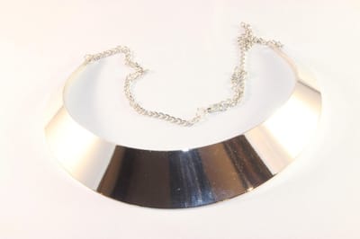 Verchroomde choker zeer mooi en modieus sieraad.