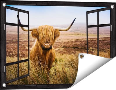 Gards Tuinposter Doorkijk Schotse Hooglander Koe in het Veld - 60x40 cm - Tuindoek - Tuindecoratie - Wanddecoratie buiten - Tuinschilderij