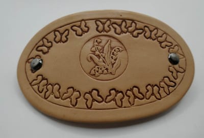 Leren haarclip bloemen in vlinder rand - klein haarclip - klein lederen haarclip met bloemen - haarclip voor dun haar - haarclip voor kinderen - haarclip voor volwassen - leuke klein lederen haarclips - handgemaakte beige haarclip - haaraccessoires