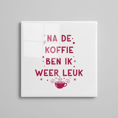 Decoratieve Keramische Tegel 15x15 cm – “Na de Koffie Ben Ik Weer Leuk” Tekst – Grappige Koffie Wanddecoratie – Keuken Cadeau Tegel