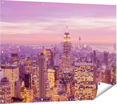 Gards Tuinposter New York Skyline met Lichten bij Zonsondergang - 120x90 cm - Tuindoek - Tuindecoratie - Wanddecoratie buiten - Tuinschilderij