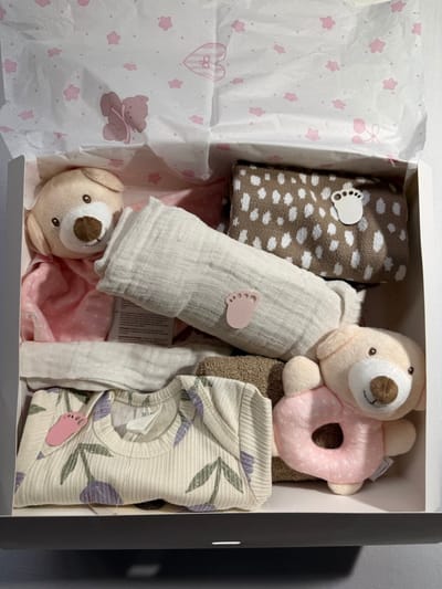 Kraampakket baby roze – kraamcadeau meisje – baby cadeau set – romper – knuffel – rammelaar – kruikzak – hydrofiele doeken – slabbetje – newborn essentials – baby uitzet compleet 7 delig