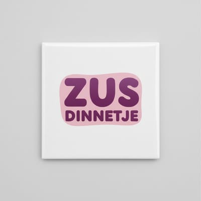 “Zus Dinnetje” Keramische Tegel 15x15 cm – Leuk Cadeau voor Zus | Roze Decoratieve Woon- & Wandtegel