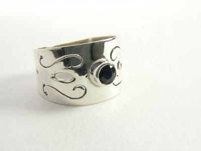 Opengewerkte zilveren ring met blauwe saffier - maat 18