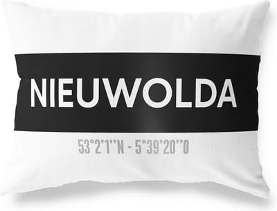 Tuinkussen NIEUWOLDA - GRONINGEN met coördinaten - Buitenkussen - Bootkussen - Weerbestendig - Jouw Plaats - Studio216 - Modern - Zwart-Wit - 50x30cm