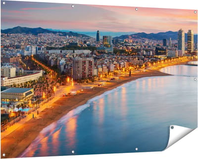 Gards Tuinposter Barcelona Strand met Stad bij Zonsondergang - 150x100 cm - Tuindoek - Tuindecoratie - Wanddecoratie buiten - Tuinschilderij