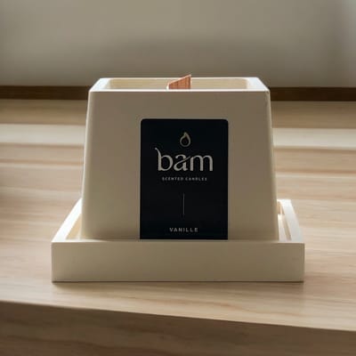 BAM Vanille Geurkaars met Houten Wiek – Lichtgeel Handgemaakt Potje met Schaal – Vegan Geurkaars van Natuurlijke Zonnebloemwas – 30 Branduren