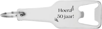 Akyol - hoera 50 jaar flesopener - Hoera 50 jaar - abraham en sarah - cadeau - verjaardag - 105 x 25mm
