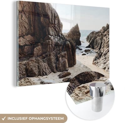 MuchoWow® Glasschilderij 150x100 cm - Schilderij acrylglas - Strand - Zomer - Rotsen - Foto op glas - Schilderijen